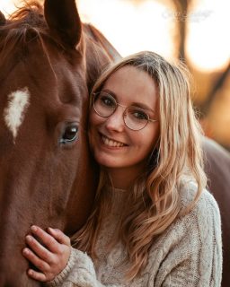 Liebe für leise Momente ❤️  Auf Social Media ist man ständig einem wahren Feuerwerk an Kreativität ausgesetzt. Hohe Lektionen, viel Tüll und eine krasse Location nach der nächsten.  Dabei sind für die allermeisten Menschen genau die Momente die schönsten Erinnerungen, in denen man ganz bei sich und seinem Tier war. Leise und emotional anstatt laut und expressiv.
Solche Momente sind für mich immer Teil von Fotoshootings, und häufig sind sie gar nicht für das Internet bestimmt. Sie gehören ganz den lieben Menschen, mit denen ich sie festgehalten habe. Manchmal gibt es sie hier zu sehen, wie dieses herzige Portrait ❤️  Denn besondere Tiere verdienen besondere Erinnerungen ❤️
~ Sara Landvogt Fotografie 📷
👉 Weitere Infos: Link in Bio  #pferdefotografie #horsegirl #pferdemädchen #equinephotography #fuchsliebe #nikonz9 #pferdeliebe