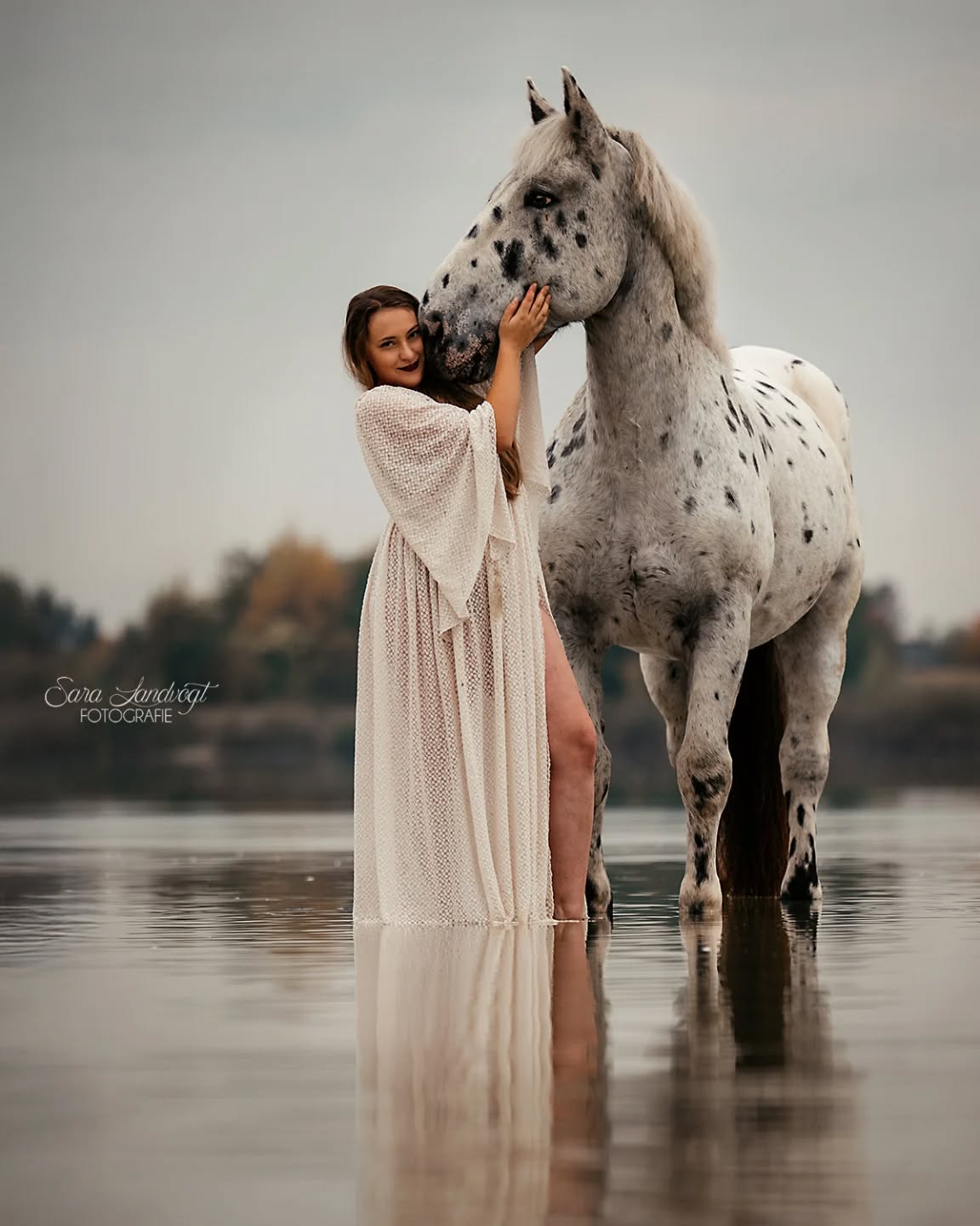 Dreamteam ❤️  Wenn mich jemand fragt, was ein Pferdefotoshooting besonders macht: die Beziehung zwischen Pferd & Mensch sichtbar machen. Das gegenseitige Vertrauen festhalten. Das sind mir die allerliebsten Momente ✨🫶  Ich freue mich drauf, vielleicht auch euch kennenzulernen und eure Erinnerungen für die Ewigkeit festzuhalten 🥰  Denn besondere Tiere verdienen besondere Erinnerungen ❤️
~ Sara Landvogt Fotografie 📷
👉 Weitere Infos: Link in Bio  #pferdefotografie #pferdemädchen #horsegirl #noriker #kaltblut #herzenspferd #seelenpferd