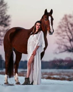 Sonnenuntergangs-Romantik 🫶  Ich kann mich an Sonnenuntergängen einfach niemals sattsehen. Diese Farben, das sanfte Licht...und dabei hat jede Jahreszeit so ihre eigene Stimmung. 
Hier war die Sonne sogar schon hinter ein paar Häusern verschwunden, doch hat uns noch diesen zartrosa Himmel da gelassen 🥹
Genau dafür liebe ich den Winter einfach.  Wenn du diese Stimmung auch so liebst, lass uns gemeinsam Erinnerungen mit deinem #herzenspferd festhalten 🫶  Denn besondere Tiere verdienen besondere Erinnerungen ❤️
~ Sara Landvogt Fotografie 📷
👉 Weitere Infos: Link in Bio  #pferdefotografie #pferdemädchen #horsegirl #wintermood