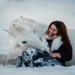 Instagram ✨ vs Reality 😁  Bei Fotoshootings wird viel gelacht, besonders wenn die lieben Vierbeiner ihren Charakter zeigen.
Ich liebe diese authentischen Momente und daher habe ich euch heute mal wieder den Vergleich rausgesucht. Insta-kuscheln oder wie es in der Realität dann schnell aussieht 😁 welches Bild hättest du ausgewählt?  Denn besondere Tiere verdienen besondere Erinnerungen ❤️
~ Sara Landvogt Fotografie 📷
👉 Weitere Infos: Link in Bio
#pferdefotografie #pferdemädchen #horsegirl #outtake #schimmelliebe