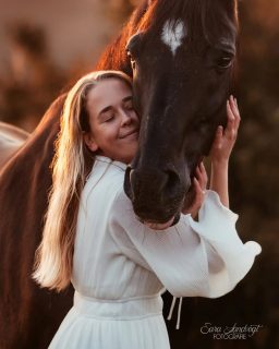 Drei typische Missverständnisse bei Fotoshootings 🥴  Als Fotografin habe ich meine ganz eigene Perspektive und häufig sind meine Models überrascht, wenn Dinge etwas anders ablaufen, als erwartet. 
Hier drei typische Beispiele:  Licht: der strahlende Sonnenschein ist eher Feind als Freund. Mittags fotografiere ich entweder gar nicht oder im Schatten.  Posing: beim Shooting konzentrierst du dich auf dein Tier und schaust eher selten in die Kamera. Kein gezwungenes Lächeln, lieber Herzchenaugen für deinen Vierbeiner 😍  Location: es braucht keine tolle Kulisse oder spezielle Bäume. Ein kleiner Fleck im Grünen und der Fotograf ist happy. Licht >> Location!  Schreib mir gerne, wenn du auch Erinnerungen im Feelgood-Modus festhalten möchtest.  Denn besondere Tiere verdienen besondere Erinnerungen ❤️
~ Sara Landvogt Fotografie 📷
👉 Weitere Infos: Link in Bio  #pferdefotografie #pferdemädchen #sunrise #herzenspferd