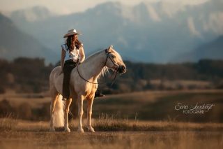 Bavarian Cowgirl ⛰️  Wie schön kann die Kulisse sein 🥰 Mit der Zugspitze auf einem Bild sein geht auch als lifegoal durch, oder nicht?
Allerdings, für mehr Realität auf Instagram: fotografisch fand ich das gar nicht so Easy. Die Abendsonne scheint von Westen nach Osten, das schönste Panorama war in Richtung Süden. Heißt: Kulisse gibt nur mit seitlichem Licht. Das ist nicht ganz so leicht handzuhaben, doch für eine tolle Kulisse geb ich natürlich alles.  Und diese Kulisse wirkt für mich am besten im Querformat. Sorry, Insta 😄  Denn besondere Tiere verdienen besondere Erinnerungen ❤️
~ Sara Landvogt Fotografie 📷
👉 Weitere Infos: Link in Bio  #cowgirl #alpen
#pferdefotografie #horsegirl