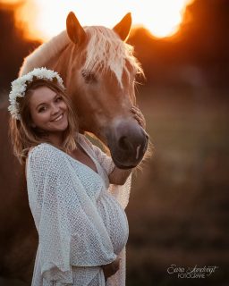 Glow ✨  Ich liebe es, wenn ihr euch beim Fotoshooting wohl fühlt und fallen lassen könnt, denn dann entstehen die schönsten, authentischen Erinnerungen. Und wie sehr strahlt die liebe Nicci @snoopysdiary auf diesen Bildern 🥹
Welches ist euer Favorit? Ich kann mich einfach nicht entscheiden.  Denn besondere Tiere verdienen besondere Erinnerungen ❤️
~ Sara Landvogt Fotografie 📷
👉 Weitere Infos: Link in Bio  #pregnant #babybauch #pferdefotografie #maternityphotography
