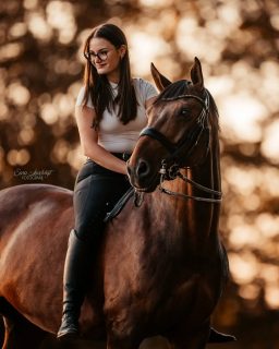 Eure Geschichte, eure Erinnerung 🫶  Ich liebe es, in Vorbereitung auf unser Fotoshooting eure Geschichte zu hören. Und bei Anna und Aragon war das besonders beeindruckend. Jung ein Team geworden und zusammen gelernt - vom Reiterwettbewerb bis zur M Dressur 🥹
Dabei war der Sport mehr das "Nebenprodukt" der Ausbildung und der gemeinsame Spaß stand immer im Vordergrund. Das sind die #pferdemädchen, die ich am liebsten fotografiere 🫶  Denn besondere Tiere verdienen besondere Erinnerungen ❤️
~ Sara Landvogt Fotografie 📷
👉 Weitere Infos: Link in Bio  #pferdefotografie #erinnerungen #horsegirl