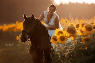 SUNFLOWER MOOD 🌻  Wenn ich mir ein Setting häufiger wünschen würde, dann wären es Sonnenblumen. Der Inbegriff von Sommer 🥹 doch leider gibt es nicht so viele Felder hier in der Gegend, und wenn es dann mit Pferd erreichbar ist, ist es ein Jackpot. Dieses Jahr hatte ich ein After Wedding Shooting am Rand eines Sonnenblumenfelds und ich liebe die Ergebnisse so sehr. Deshalb gibt's hier noch mal eins für euch 🥰  Denn besondere Tiere verdienen besondere Erinnerungen ❤️
~ Sara Landvogt Fotografie 📷
👉 Weitere Infos: Link in Bio  #pferdefotografie #pferdemädchen #sonnenblumen #afterwedding