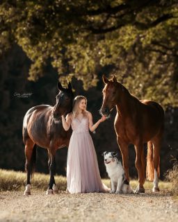 The more the merrier 🥰  Herausforderung Gruppenfoto. Je mehr Menschen und Tiere mit aufs Foto sollen, desto schwieriger wird es, dass alle auch nett schauen 😄
In dem Fall hat das Dank lieber Helfer richtig gut funktioniert und wir toll ist so eine Erinnerung mit allen deinen geliebten Tieren? 🥰  Denn besondere Tiere verdienen besondere Erinnerungen ❤️
~ Sara Landvogt Fotografie 📷
👉 Weitere Infos: Link in Bio  #pferdefotografie #pferdemädchen #pferdeliebe