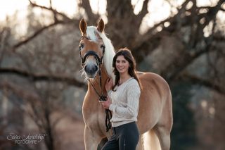 Im Winter keine Fotos? ❌  Jedes Jahr aufs Neue kommt der Januar und damit ein kleines Winterloch unter den Pferdefotografinnen.
Viele Pferdebesitzer sehen nur die negativen Seiten: dreckige Pferde, zotteliger Winterplüsch, trockene Bäume und Matschepampe. Ich sehe euch, ich verstehe euch!  Doch ich sehe es auch aus der anderen Perspektive: glitzernder Bodenfrost, Schnee, cosy Outfits und diese bunten Sonnenuntergänge 🥹 außerdem: Insektenfreie Zone!  Für mich einige gute Gründe, auch im Winter Erinnerungen einzufangen. Was meinst du?  Denn besondere Tiere verdienen besondere Erinnerungen ❤️
~ Sara Landvogt Fotografie 📷
👉 Weitere Infos: Link in Bio  #pferdefotografie #pferdemädchen #haflinger #haflingersofinstagram